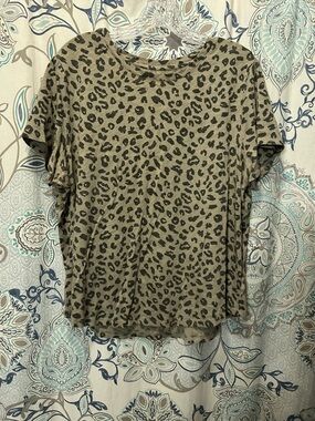 Old Navy Leopard Print Short Sleeve Tee in Olive and Black